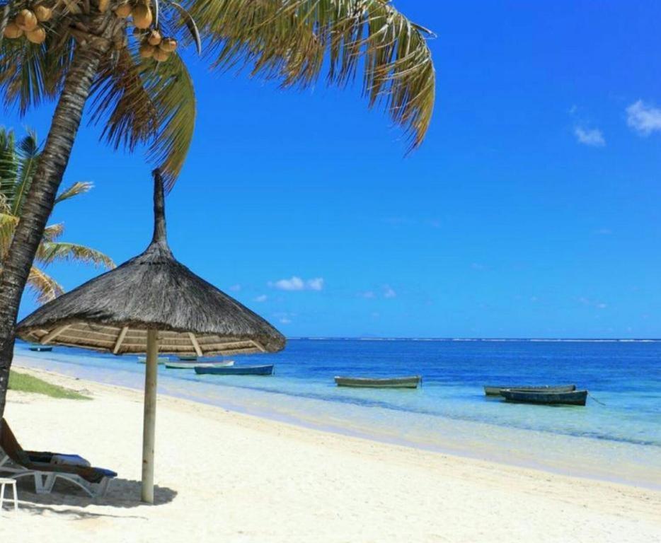 Blue Waves Beachfront Penthouse Flic en Flac Ngoại thất bức ảnh